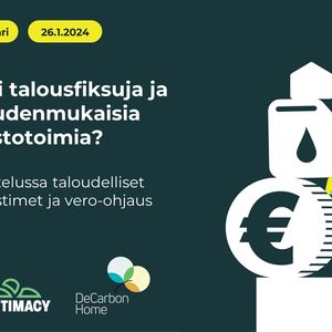 Vihreällä pohjalla tasapainoileva pino valkoisia tavaroita.