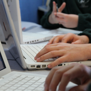 Lapsia työskentelämässä läppäreillä