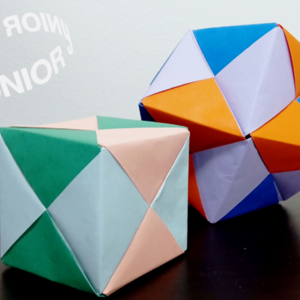 Värikkäistä sonebe-yksiköistä taiteltu kuutio ja tähtimäistetty oltaedri