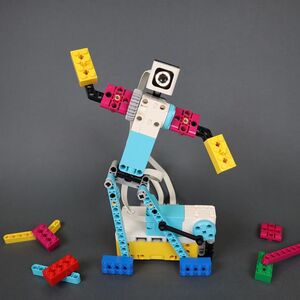 LEGO-robotti, joka näyttää tanssivan.