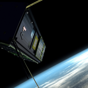 Pieni A1-satelliitti kiertämässä Maata, joka näkyy taustalla avaruuden pimeyttä vasten.