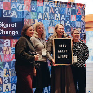 Aalto-yliopiston alumneja A! Sign of Change kuvausseinän edessä