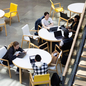 Students of the School of Electrical Engineering in the lobby. Photo: Matti Ahlgren.