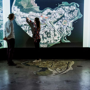 Kaksi henkilöä kuvan äärellä