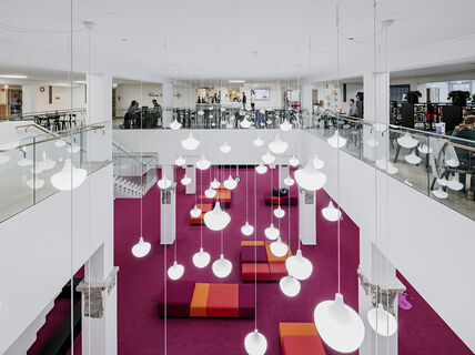 Harald Herlin Learning Centre, a view from the second floor to downstairs reading area. Photo by Aalto University / Tuomas Uusheimo