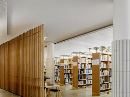 Aalto-yliopisto / Harald Herlin -oppimiskeskus / kirjahyllyt / kuva: Tuomas Uusheimo