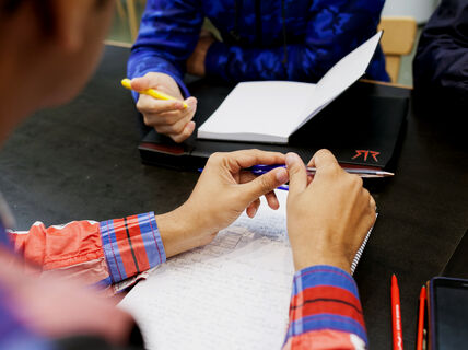 Opiskelijalla kynä kädessä