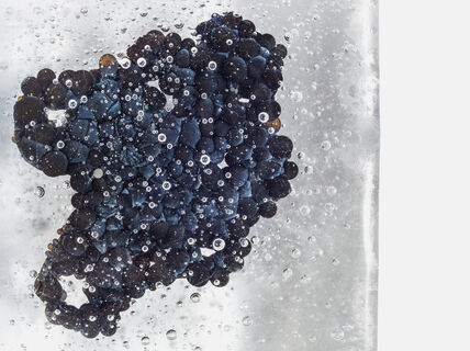 Aalto experimental glass pattern. Glass bubbles form a map / photo by Eeva Suorlahti