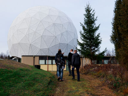 Aalto University / Students walking towards Metsähovi radio observatory / photo: Linda Koskinen
