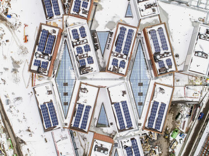 Väre ja Kauppakorkeakoulu aurinkopaneelit Kuva: Mikko Raskinen / Aalto-yliopisto