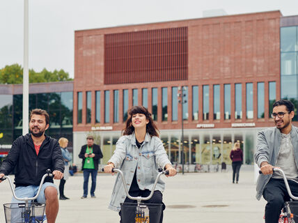 Three people in front of Väre