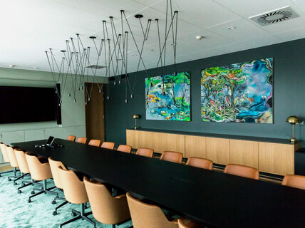 Kauppakorkeakoulun istuntosali, jonka seinällä Maiju Salmenkiven taulut