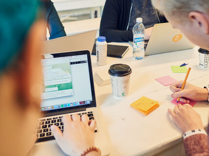 Kuva ryhmätyötä tekevistä opiskelijoista / kuvaaja Aalto-yliopisto Unto RautioUnto_Rautio