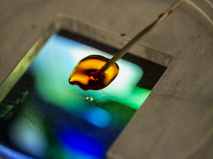 Aalto-yliopiston kemian tekniikan korkeakoulun tutkimusta, kuva Mikko Raskinen