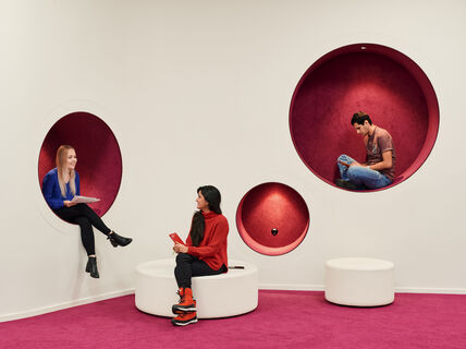 Ihmisiä oppimiskeskuksessa/people in at the learning center 