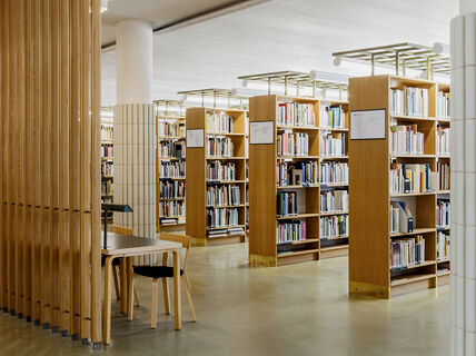 Kirjahyllyjä ja kirjoja lukusalissa.