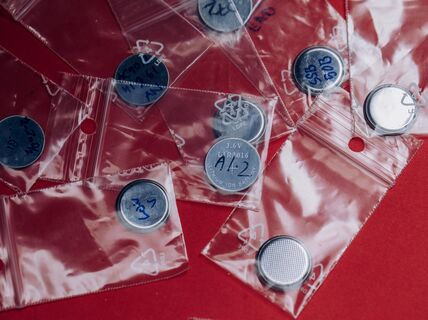 Litiumioniakkuja löytyy melkein jokaisesta taskusta. Kuva: Aleksi Poutanen.