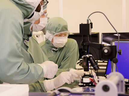 Aalto University / students using a microscope in the Micronova cleanroom / photo: Linda Koskinen