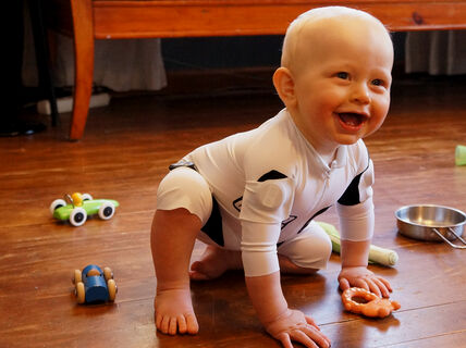 lapsi älypotkupuvussa kuva: sampsa vanhatalo / helsingin yliopisto