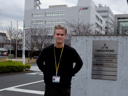 Janne Pärssinen seisoo Mitsubishi Electronicin rakennuksen edessä Japanissa.