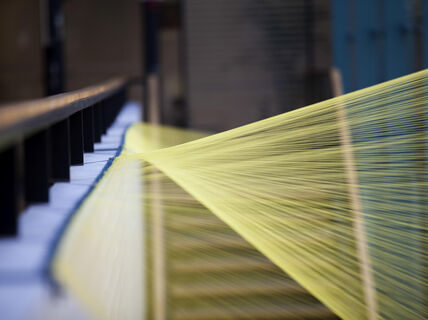 SCI chrystal flowers -näyttely, keltaisia säteitä. Kuva: Mikko Raskinen / Aalto-yliopisto