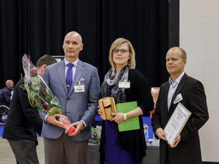 Aalto Yliopiston erityisasiantuntija Antti Raike (vas.) ja arkkitehti Pauliina Skyttä sekä arkkitehdit NRT Oy:n toimitusjohtaja Teemu Tuomi ottivat vastaan Esteetön Suomi -palkinnon.