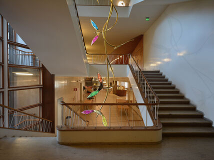 Havainnekuvassa tilataideteos on sijoitettuna Aalto-yliopisto Töölön portaikkoon.