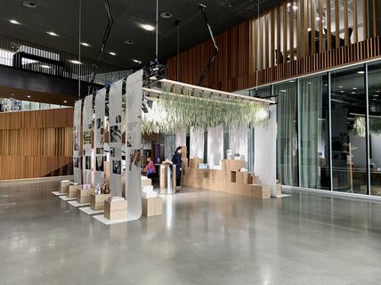 Väreen aulaan on pystytetty näyttely, jonka rakenteiden alla voi kulkea: kattorakenteesta roikkuu kasveja ja julisteita