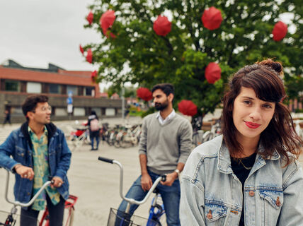 People in front of Väre building