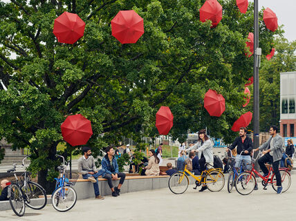 Aalto University students on campus. Photo by Unto Raitio.