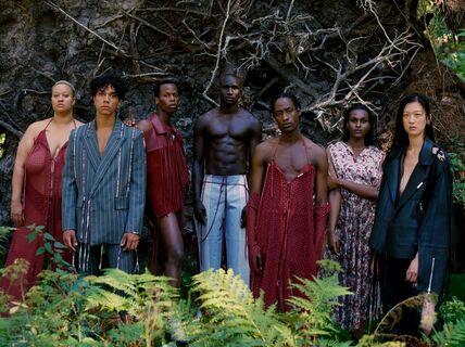 vaatemallit seisovat metsän keskellä ja katsovat kameraan