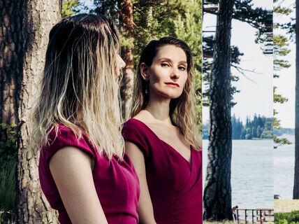 Aallon alumni Ksenia Avetisova katsoo peiliin järven rannalla, kuva: Aleksi Poutanen