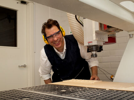 Urs Dieker working with wood, kuva Eren Öztekin