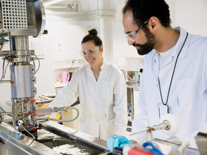 Simone Haslinger and Sherif Elsayed in the laboratory