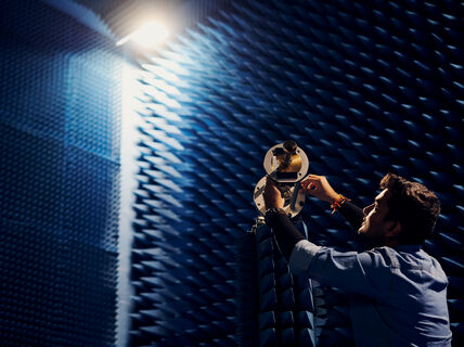 Opiskelija radiokaiuttomassa huoneessa. 