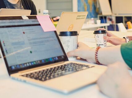 Työskentelyä. Kuvituskuva.