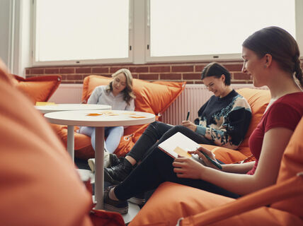 Opiskelua. Kuvituskuva uutiseen. 