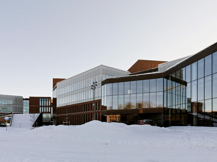 Kauppakorkeakoulu ulkopäin kuvattuna lumisissa maisemissa. Kuva: Mikko Raskinen / Aalto-yliopisto
