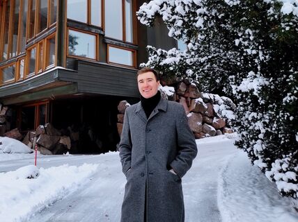 Opiskelija Zachary Burda Dipolin edessä talvella Otaniemessä.