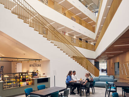 Kauppakorkeakoulun Cafe Kylterin edusta. 