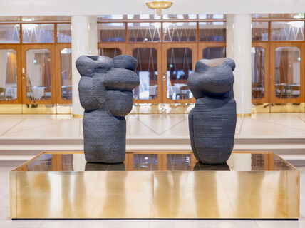 Riskan patsaat Aalto-yliopisto Töölön ala-aulassa.