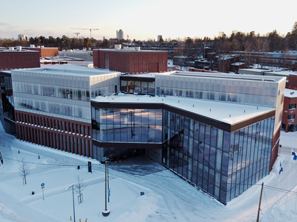 Kuvassa näkyy Aalto-yliopiston kauppakorkeakoulu talvella dronella kuvattuna. Kuvan otti Roope Kiviranta Aalto-yliopistosta.  