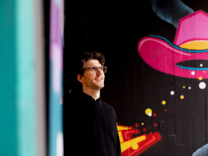 Christian Guckelsberger in front of graffiti