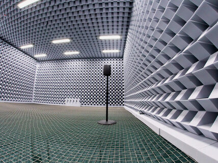  Äänen viivettä on tutkittu Suomen hiljaisimmassa huoneessa Otaniemessä sijaitsevassa kaiuttomassa huoneessa.  Kuva: Aalto-yliopisto / Mikko Raskinen