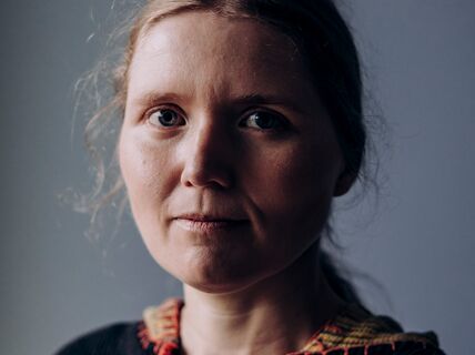 Kasvokuva Sini Merikalliosta, hänellä on yllään tumma villapaita, jossa on raitoja. Kuva: Aleksi Poutanen.