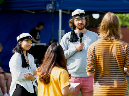 Neljä ihmistä Alvarin aukiolla.