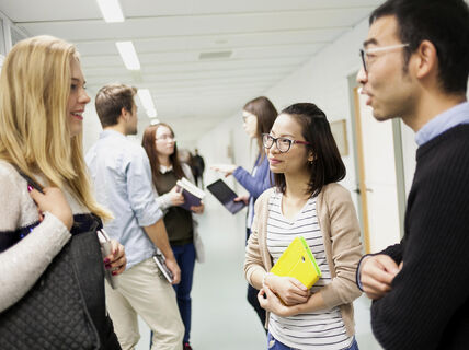 Opiskelijoita käytävällä. Kuva: Aalto-yliopisto / Aino Huovio