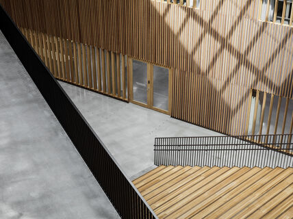 Väre-buildings hall with impressive wooden staircase