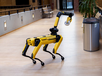 Keltainen robotti / kuvaaja Aalto-yliopisto, Mikko Raskinen