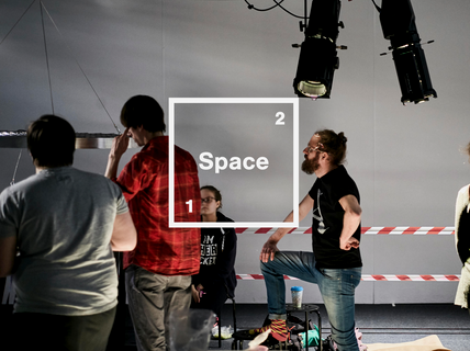 Viisi opiskelijaa rakentamassa installaatiota karkeassa projektitilass